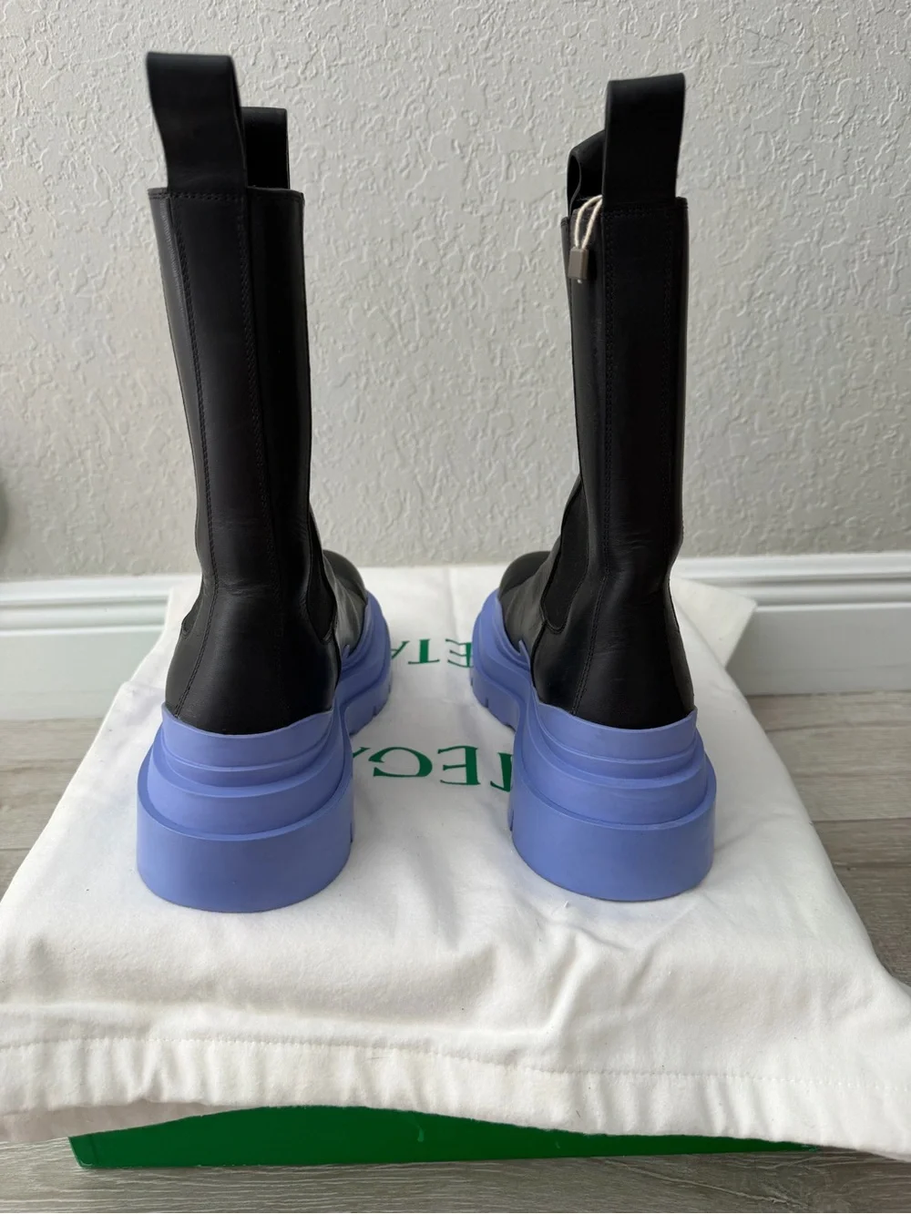 Women 39 Bottega Veneta Black Leather the tire chelsea Boots with Lavender sole